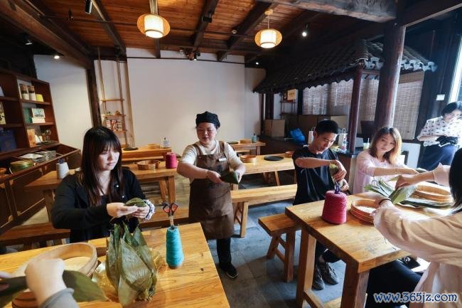 百年嘉兴粽子篡改斥地新赛说念 传统好意思食变身国潮新宠