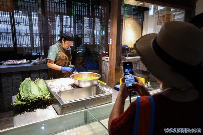 百年嘉兴粽子篡改斥地新赛说念 传统好意思食变身国潮新宠
