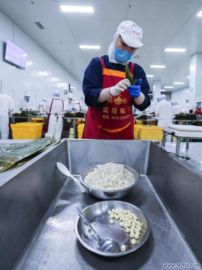 百年嘉兴粽子篡改斥地新赛说念 传统好意思食变身国潮新宠