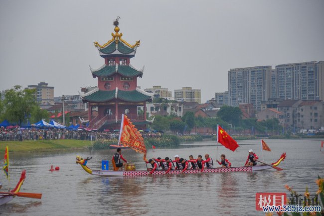 湖北江陵首届龙舟赛氛围拉满 龙舟竞渡扯后腿不凡