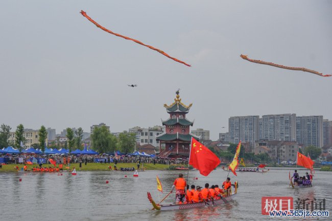 湖北江陵首届龙舟赛氛围拉满 龙舟竞渡扯后腿不凡