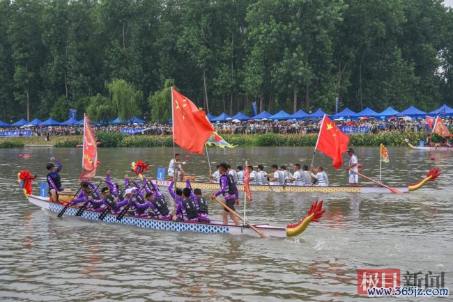 湖北江陵首届龙舟赛氛围拉满 龙舟竞渡扯后腿不凡