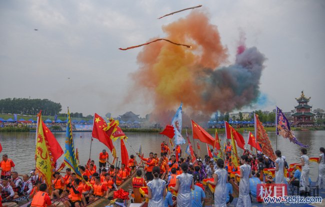 湖北江陵首届龙舟赛氛围拉满 龙舟竞渡扯后腿不凡
